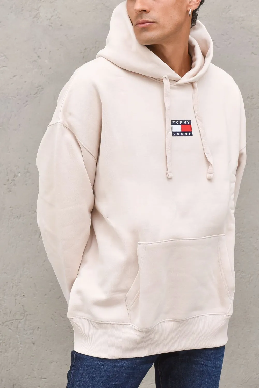 Abi Tjm Badge Hoodie - Smooth Stone