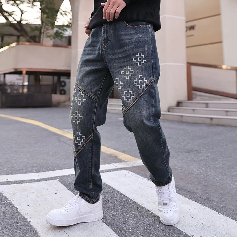 Fashionable Men's Tapered-Leg Jean Featuring Creative Embroidery