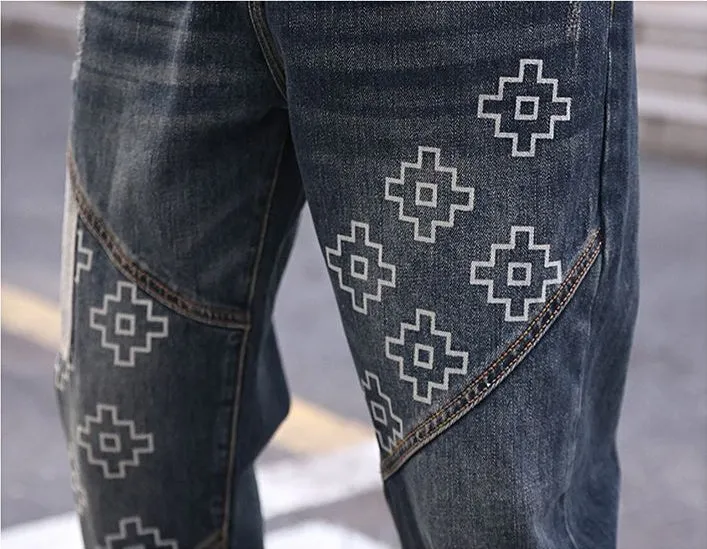 Fashionable Men's Tapered-Leg Jean Featuring Creative Embroidery