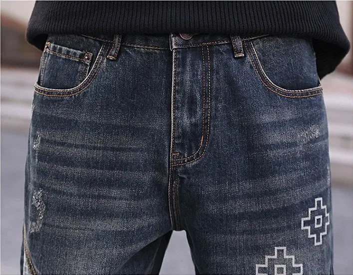Fashionable Men's Tapered-Leg Jean Featuring Creative Embroidery