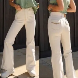 Levi’s 70s High Flare Jeans in 77 Sunny Cream
