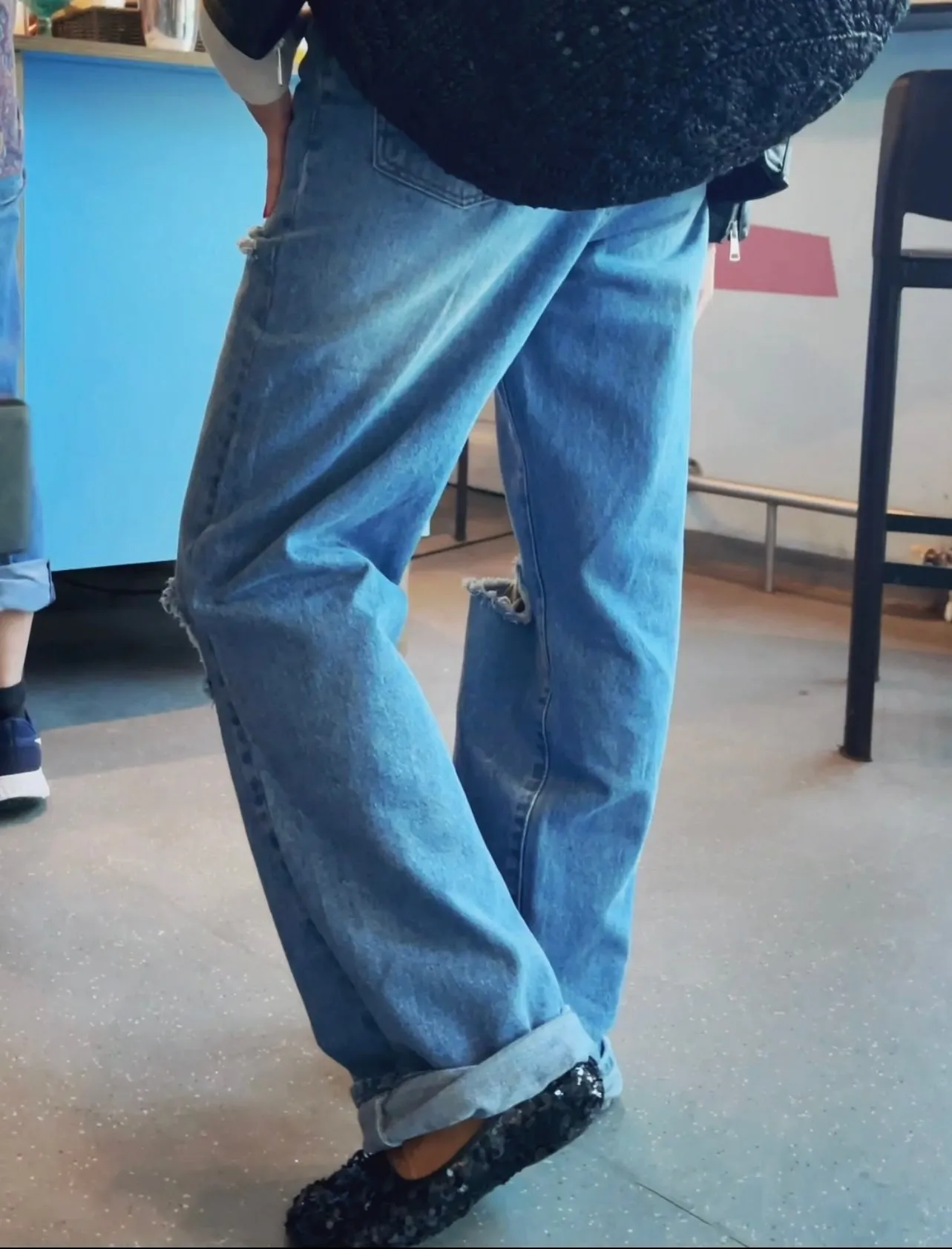 LOOSE JEANS WITH HOLES - BLUE