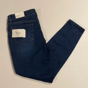 NYDJ SZ 8 Medium Wash Skinny Denim Blue Jeans New D31