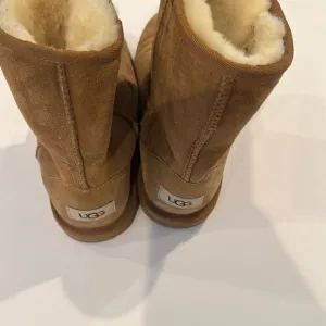 UGG Kids Classic Short Boot II size 5