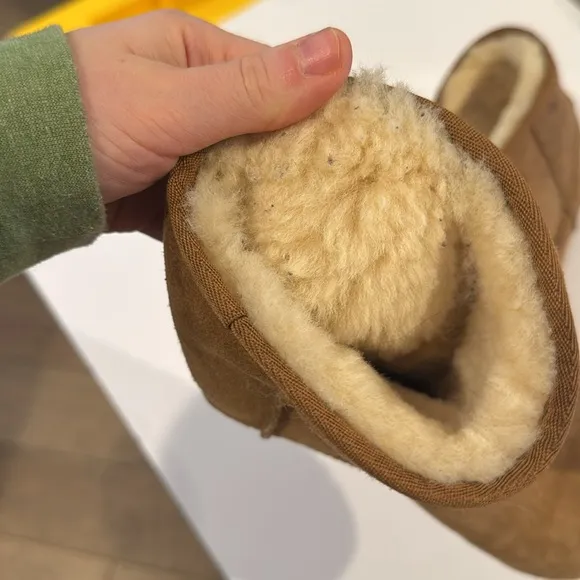 UGG Kids Classic Short Boot II size 5