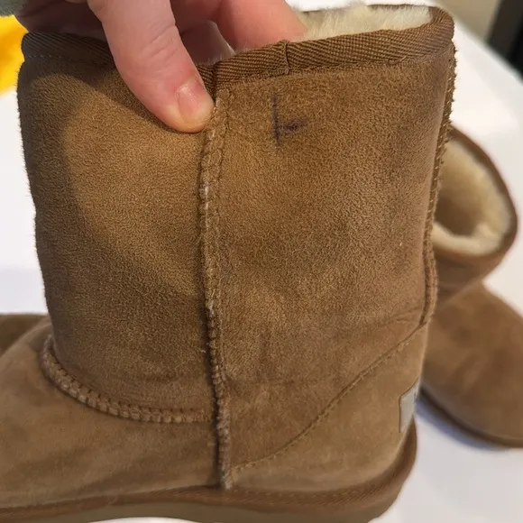 UGG Kids Classic Short Boot II size 5