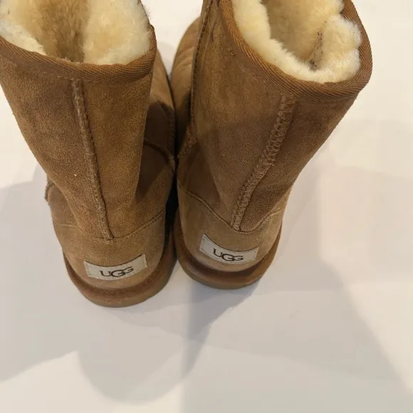 UGG Kids Classic Short Boot II size 5