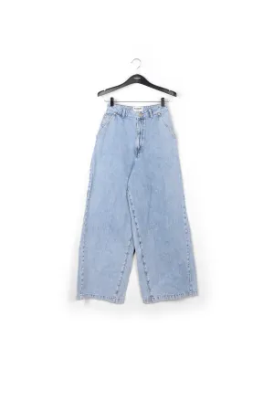 Wide-leg blue jeans