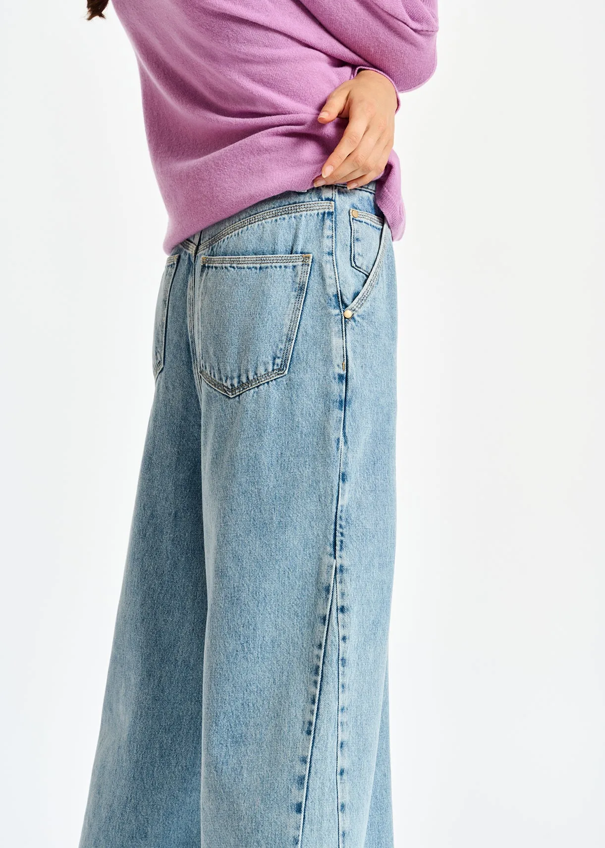 Wide-leg blue jeans